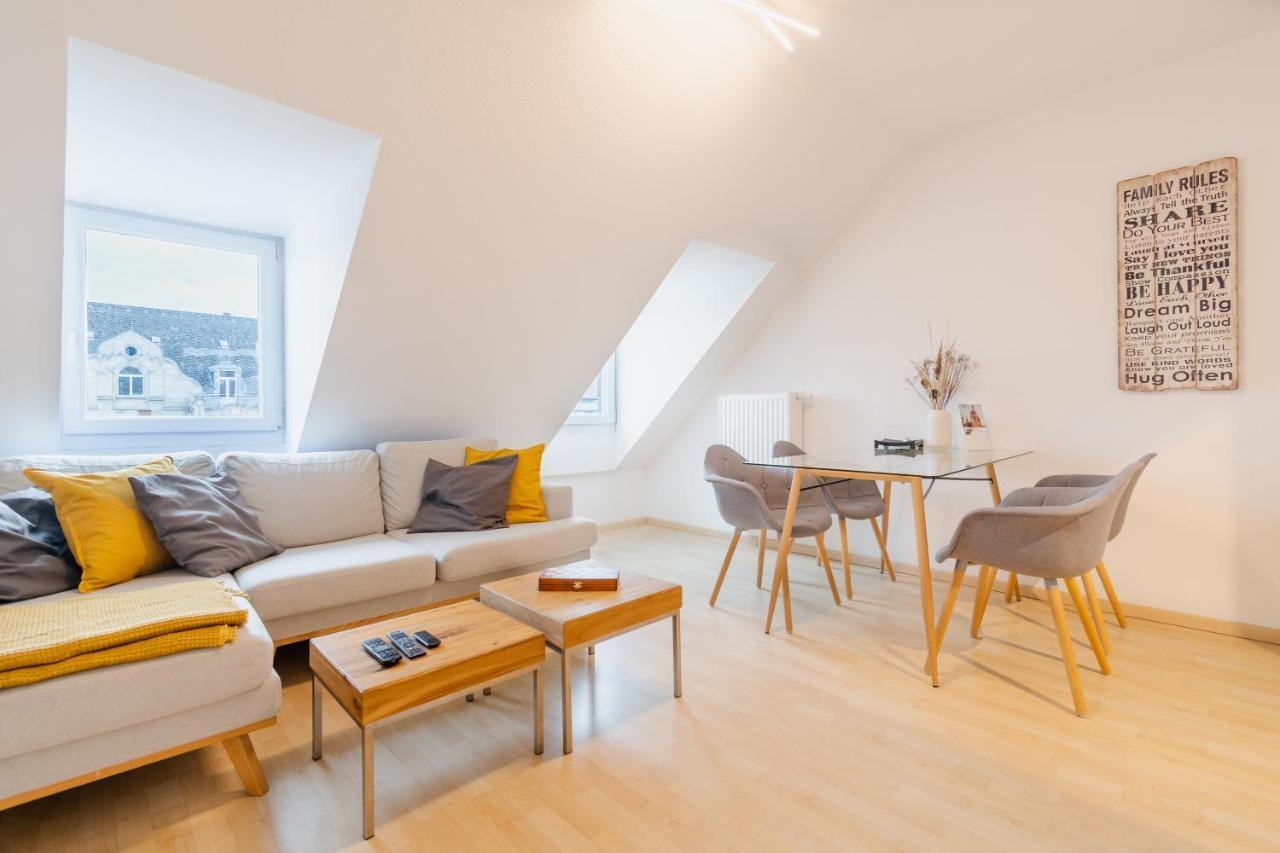 Apartment Dachgeschoss-apartment / Ruhig / Zentrale Lage Nahe Staatstheater / Hbf *