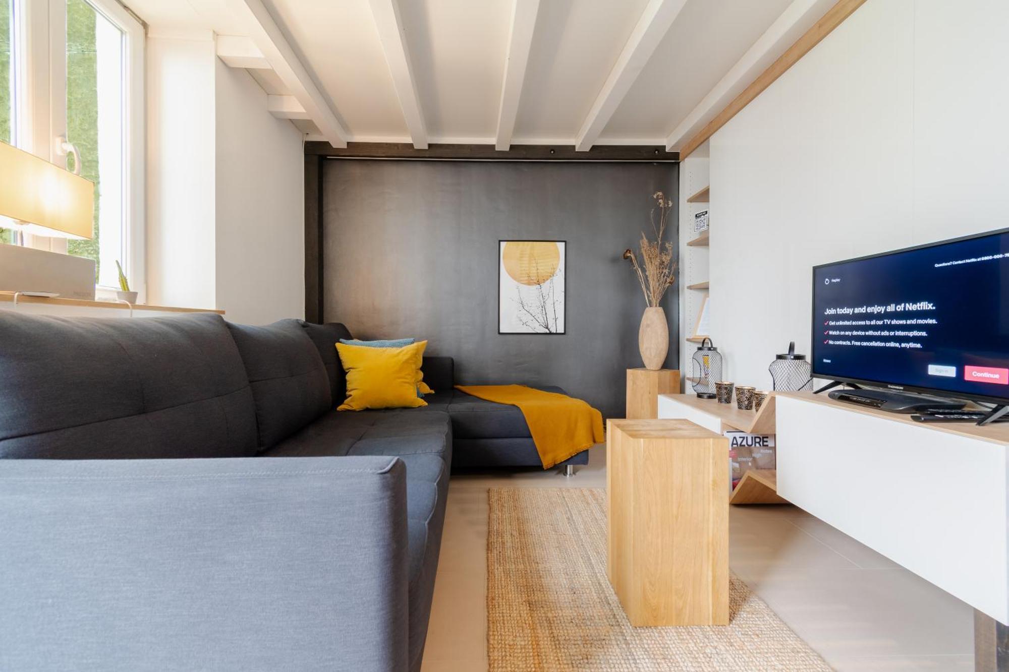 Dachgeschoss-apartment / Ruhig / Zentrale Lage Nahe Staatstheater / Hbf *