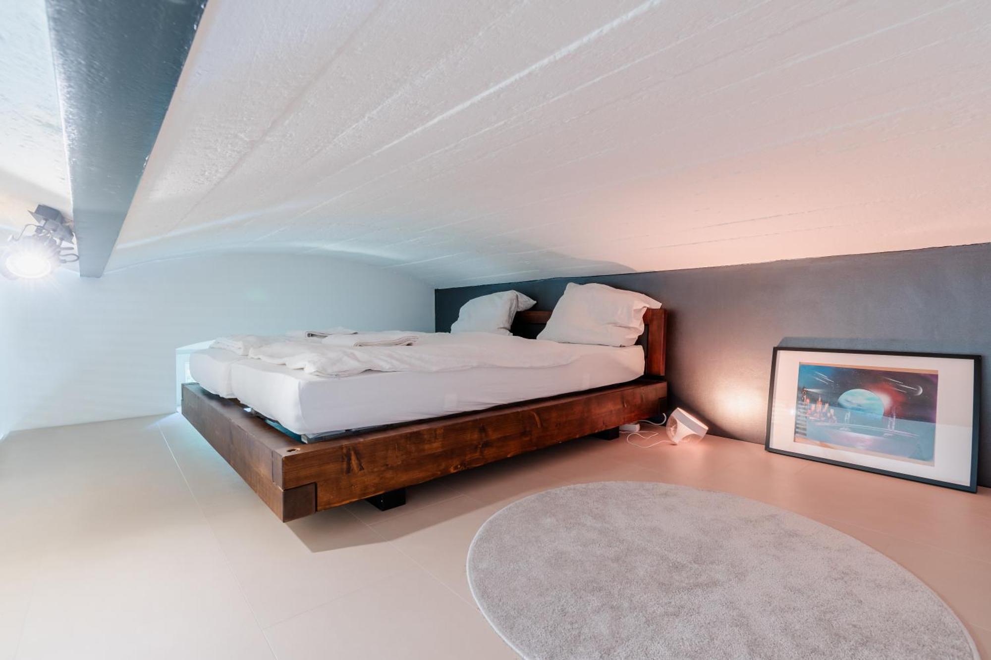 Apartment Dachgeschoss-apartment / Ruhig / Zentrale Lage Nahe Staatstheater / Hbf