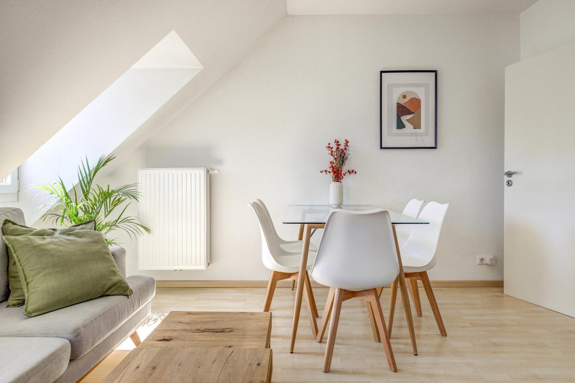 Dachgeschoss-apartment / Ruhig / Zentrale Lage Nahe Staatstheater / Hbf *