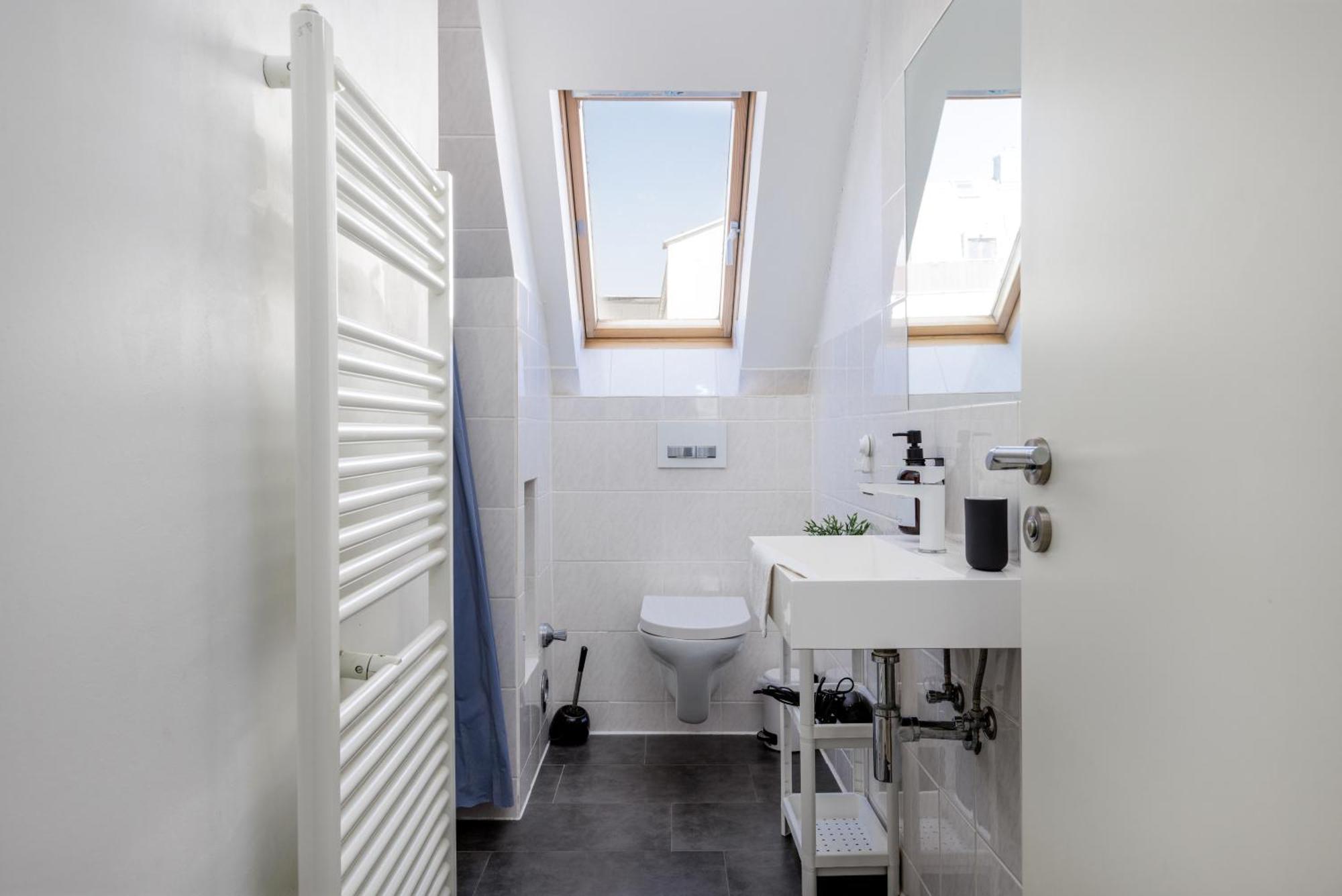 Apartment Dachgeschoss-apartment / Ruhig / Zentrale Lage Nahe Staatstheater / Hbf