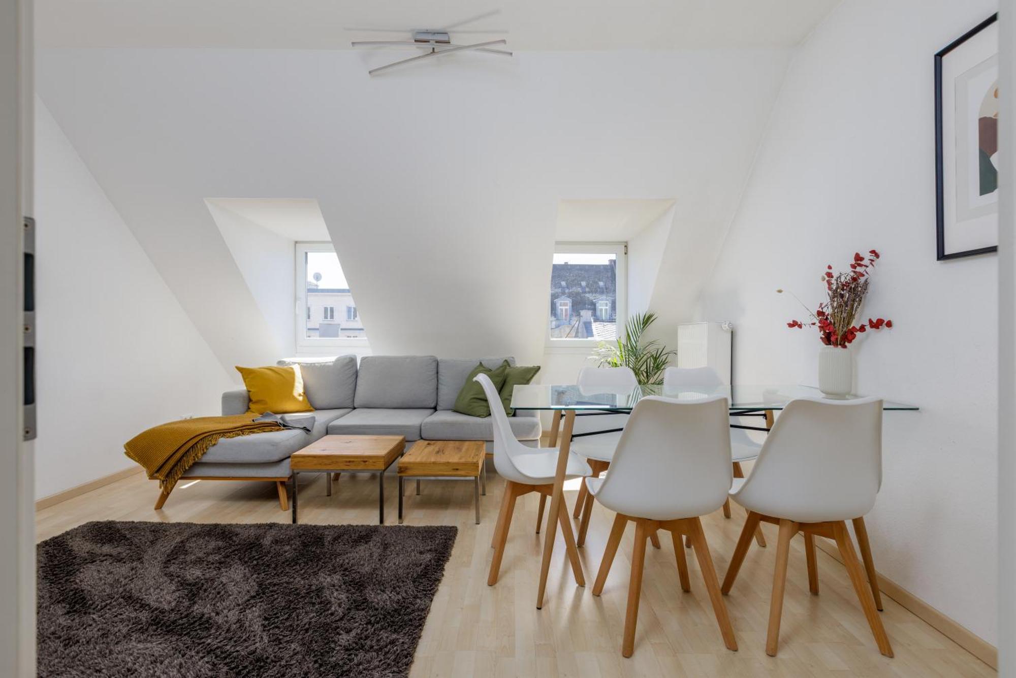 Apartment Dachgeschoss-apartment / Ruhig / Zentrale Lage Nahe Staatstheater / Hbf *