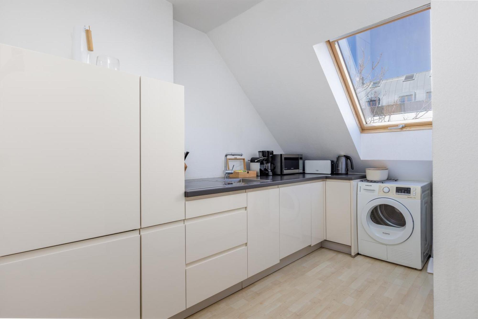 Dachgeschoss-apartment / Ruhig / Zentrale Lage Nahe Staatstheater / Hbf *